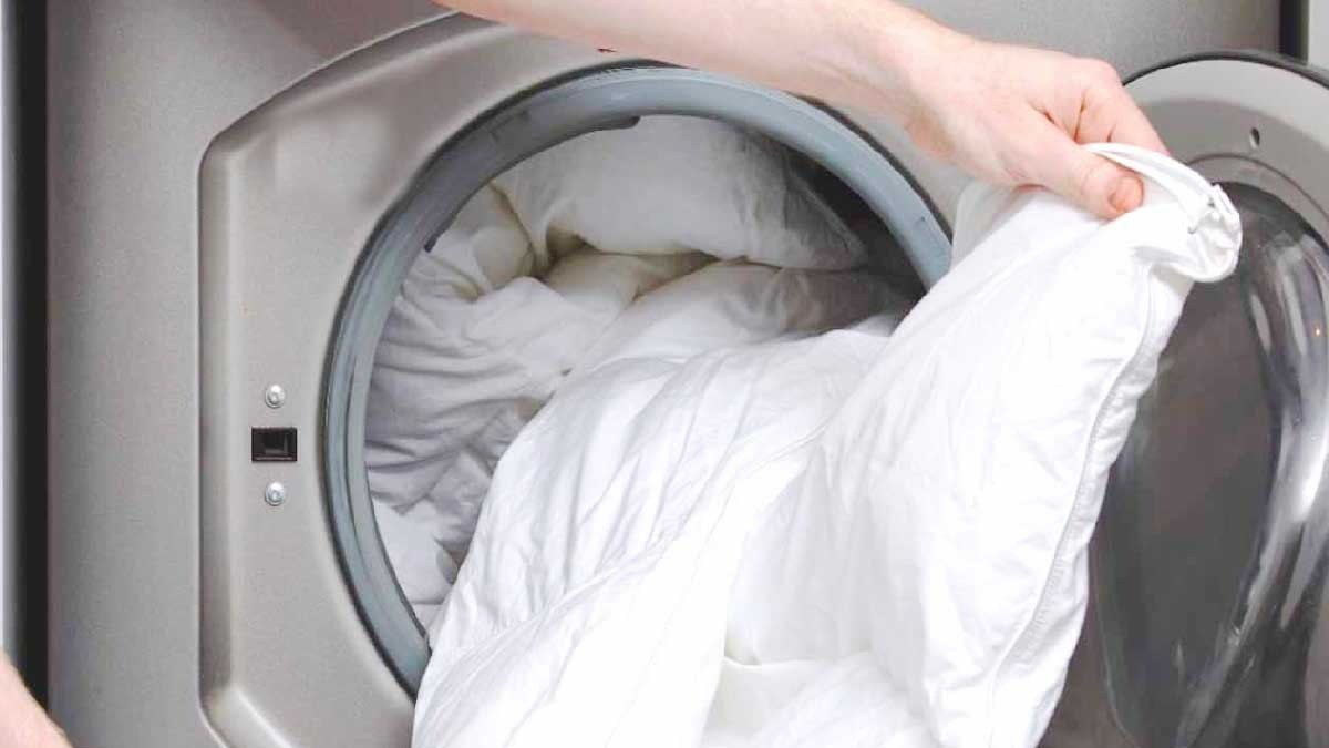 Perte peřinu „povinně takhle“ Tento postup často doporučují úklidoví profesionálové v Česku