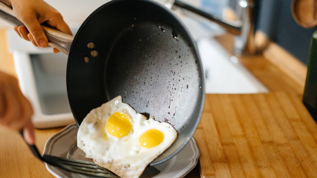 Když smažíte volské oko zkuste přidat tohle místo vody To je ono