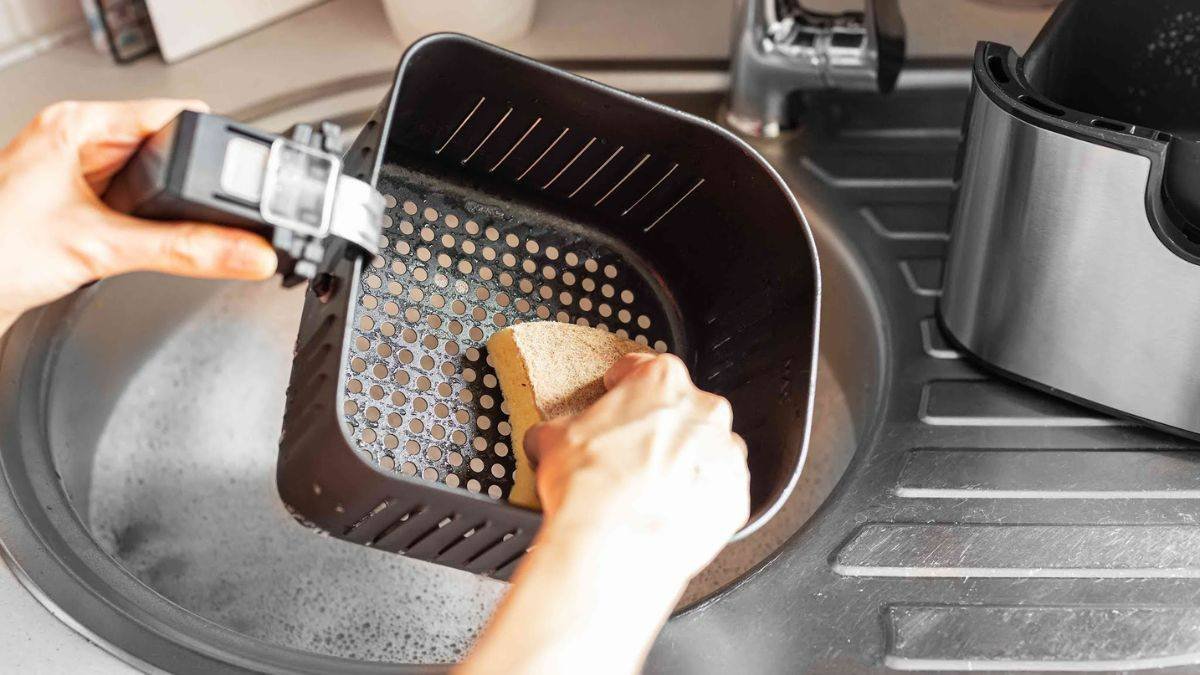 10 minut a hotovo Tento trik vyčistí horkovzdušnou fritézu rychleji a překvapivě účinně