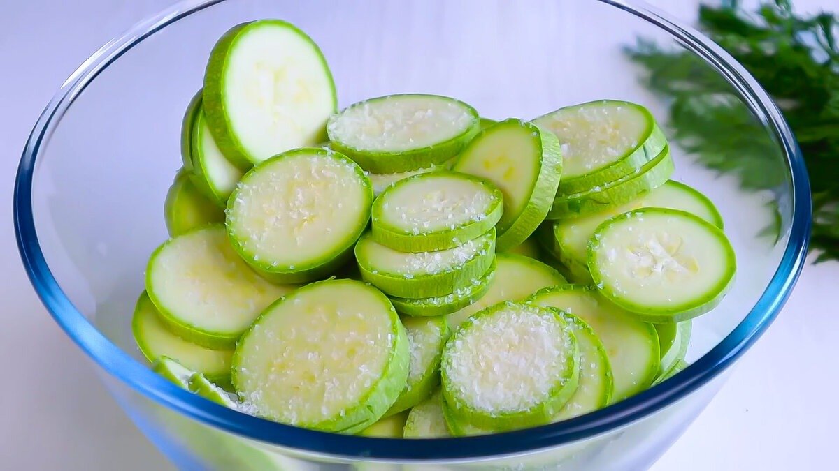 Když cuketové placičky připravíte „takhle“, vaječná směs se „přilepí“ napevno a nikdy nespadne