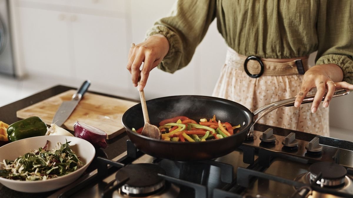 Lidé, kteří uklízejí během vaření, místo aby to nechali na konec, podle psychologie sdílejí těchto 6 rysů