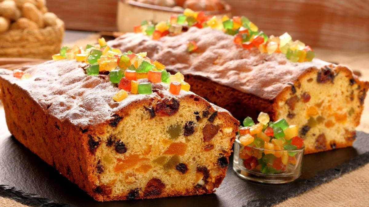 Kolač se sušeným ovocem a tmavým pivem