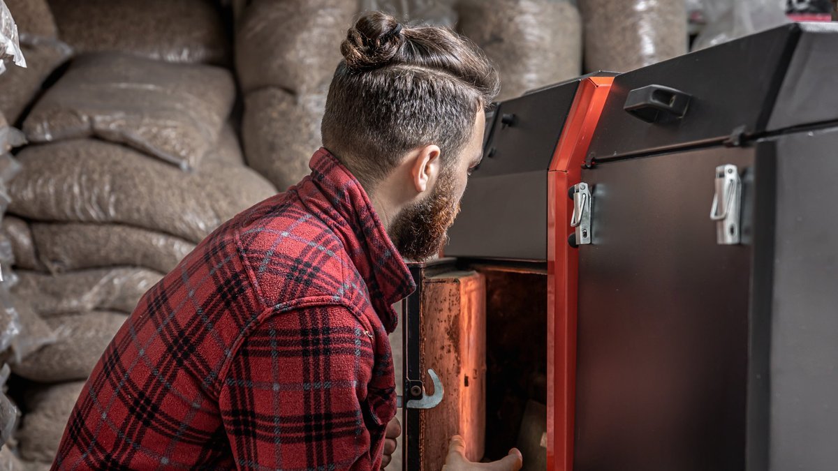 Vyměnili starý plynový kotel za peletový. Účty po první zimě je překvapily