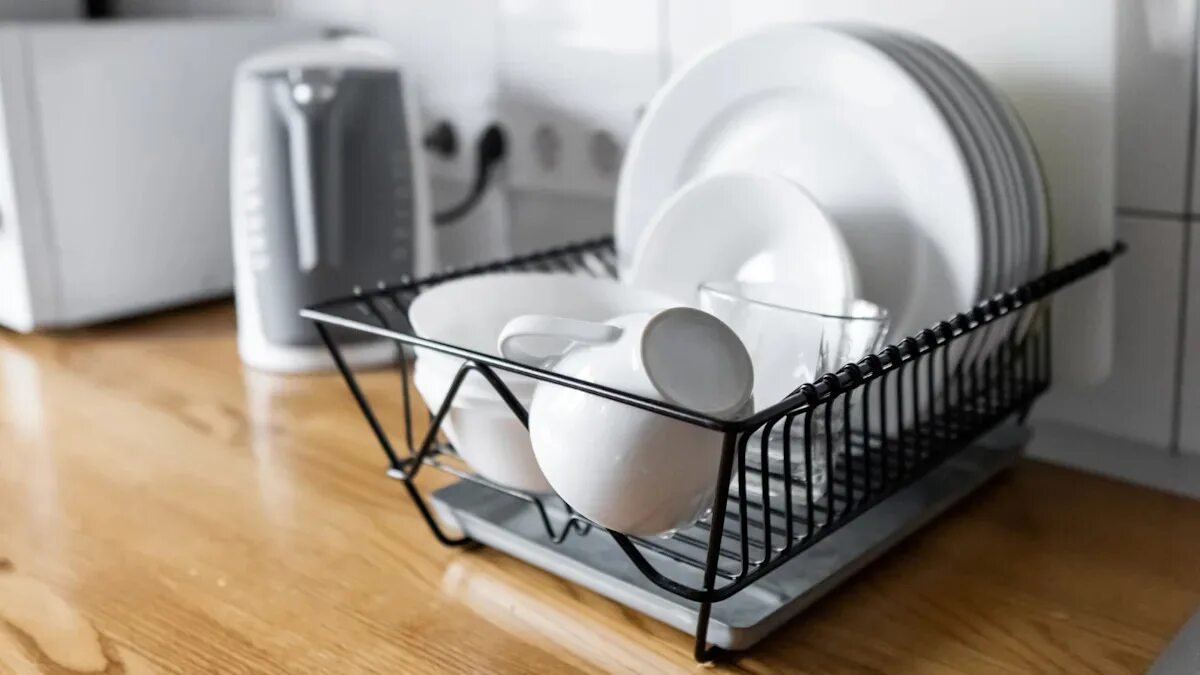 Konec tradičních odkapávačů na nádobí: nové „oblíbené“ řešení uvolní místo v kuchyni