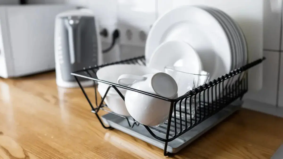 Konec tradičních odkapávačů na nádobí: nové „oblíbené“ řešení uvolní místo v kuchyni