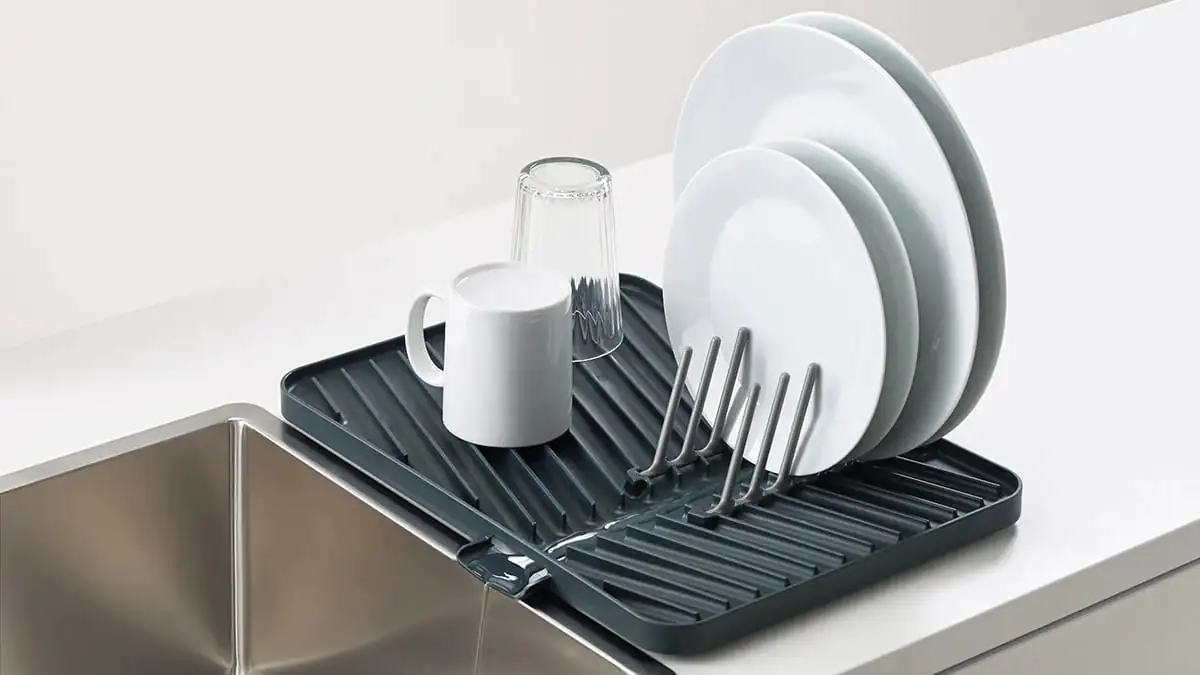 Konec tradičních odkapávačů na nádobí: nové „oblíbené“ řešení uvolní místo v kuchyni