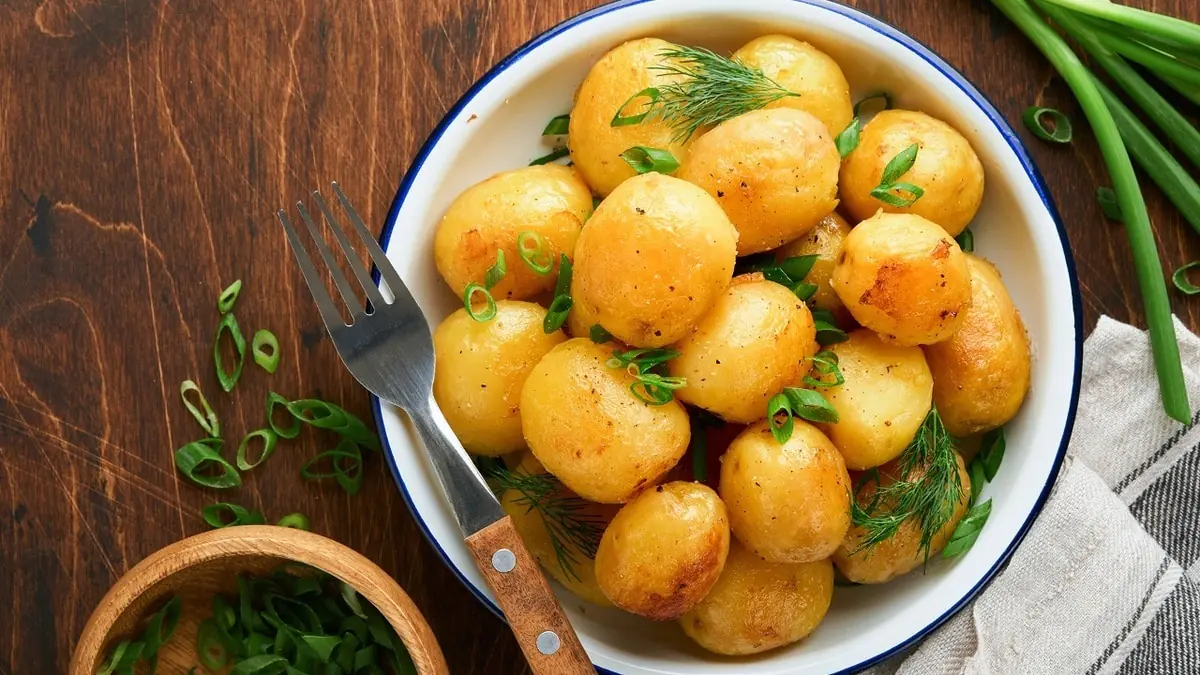 Přidejte to k bramborám při vaření v českých domácnostech to dělají aby byly voňavé měkké a opravdu chutné