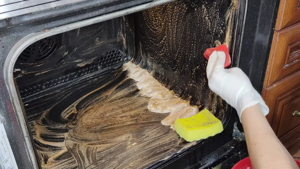 Čištění trouby v českých domácnostech často stačí jeden jednoduchý trik a zase bude lesklá a bez zápachu