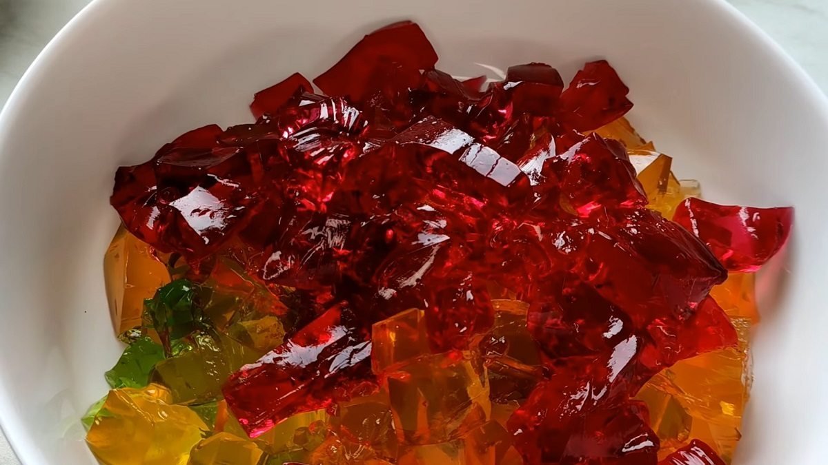 Vezmu zakysanou smetanu a želatinu a za pár hodin je hotový dort „Rozbité sklo“ Efektní dezert bez pečení