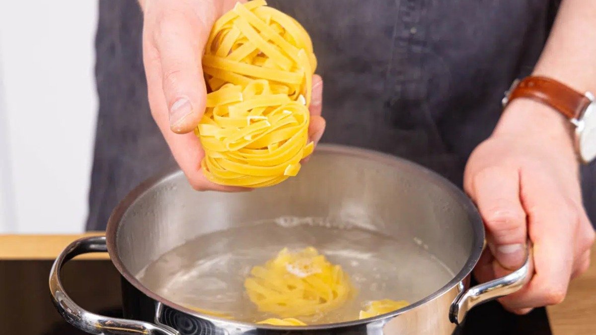 Těstoviny se smetanovým špenátem a omáčkou z čerstvého sýra: krémový expresní recept za 30 minut na večer po práci