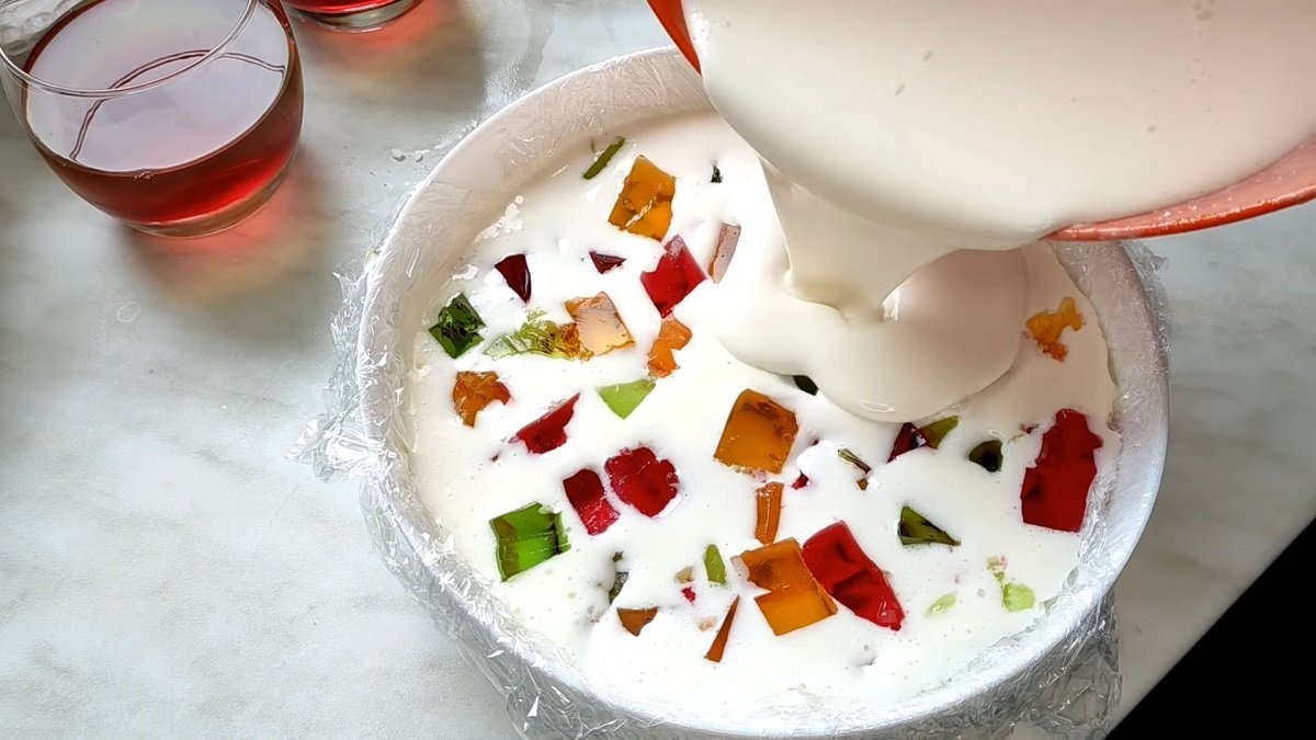 Vezmu zakysanou smetanu a želatinu a za pár hodin je hotový dort „Rozbité sklo“ Efektní dezert bez pečení