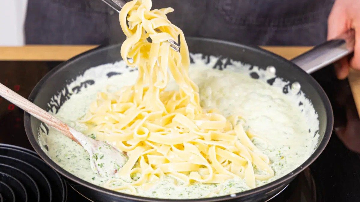 Těstoviny se smetanovým špenátem a omáčkou z čerstvého sýra: krémový expresní recept za 30 minut na večer po práci