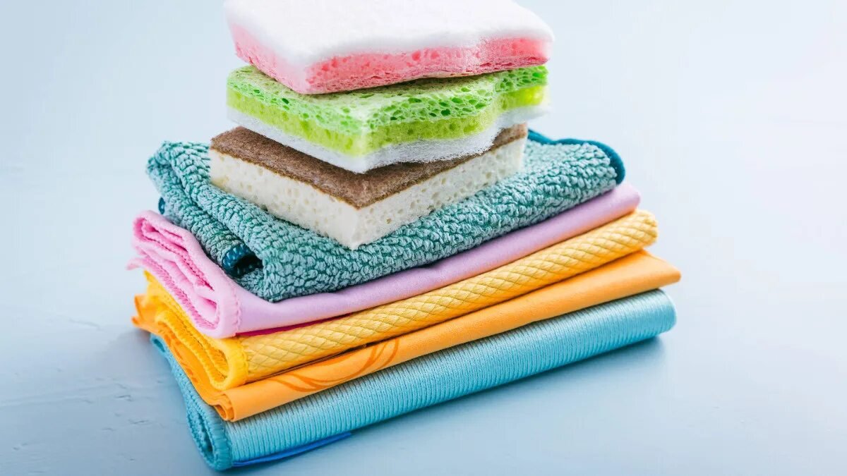 Chyby při úklidu proč se v českých domácnostech nedoporučuje věšet utěrku na nádobí přes kohoutek