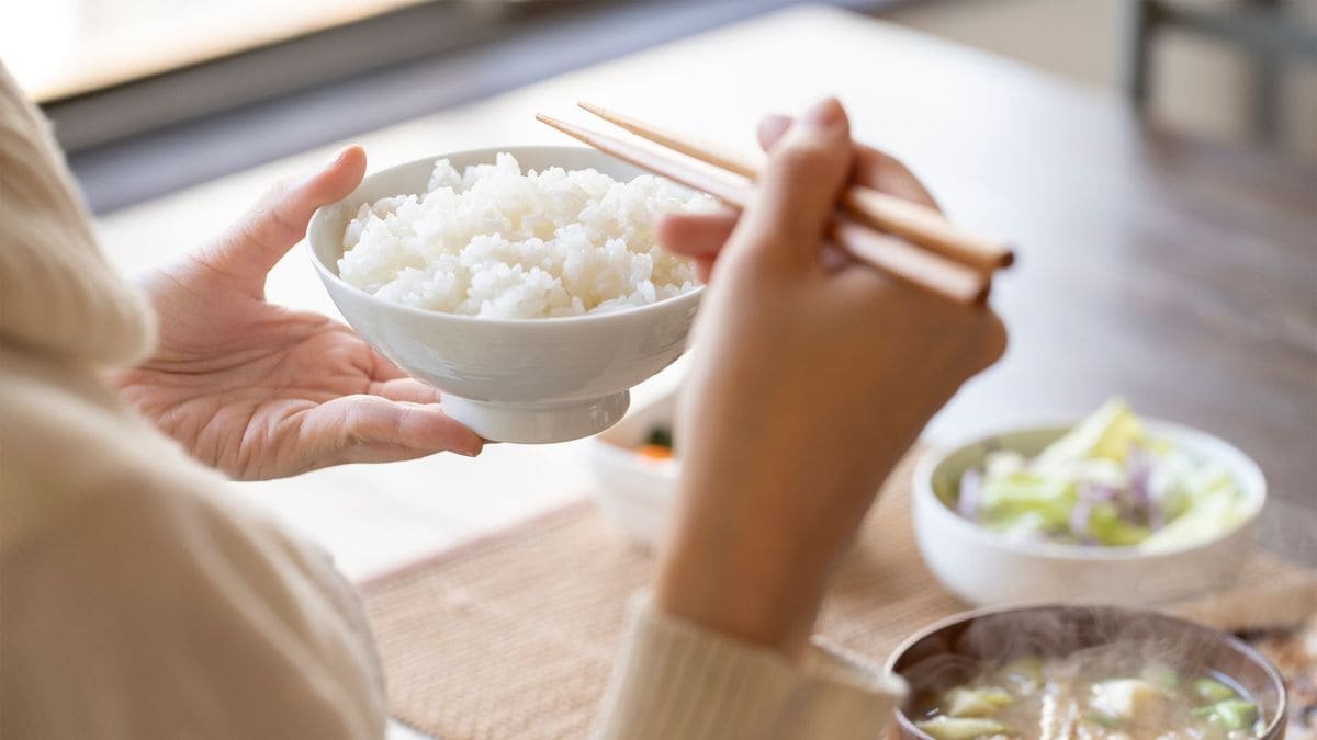 Proč se v Česku často přehlíží jeden důležitý krok při vaření rýže