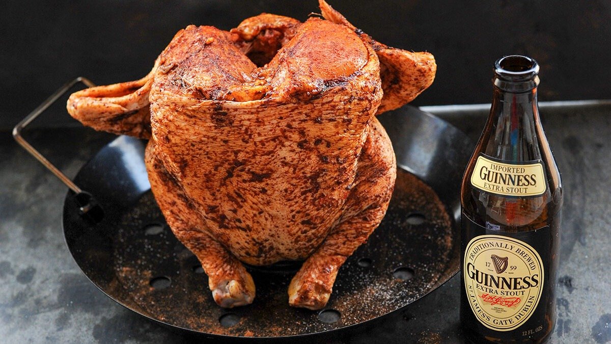 Vyndávám z marinády a posadím na lahev Kuře je tak šťavnaté, že se bude hodit bryndák