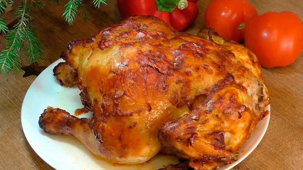 Vyndávám z marinády a posadím na lahev Kuře je tak šťavnaté, že se bude hodit bryndák