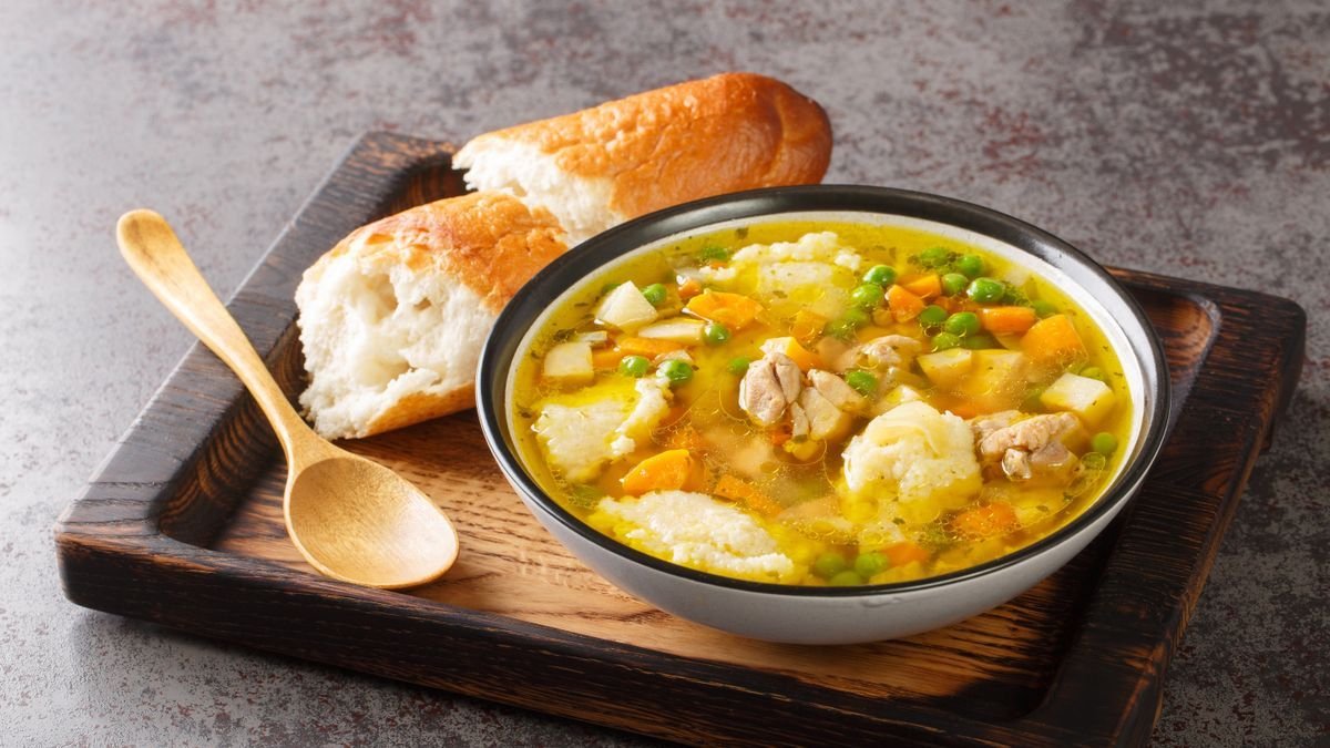 Kuřecí polévka s nadýchanými krupicovými noky Recept jako od mámy