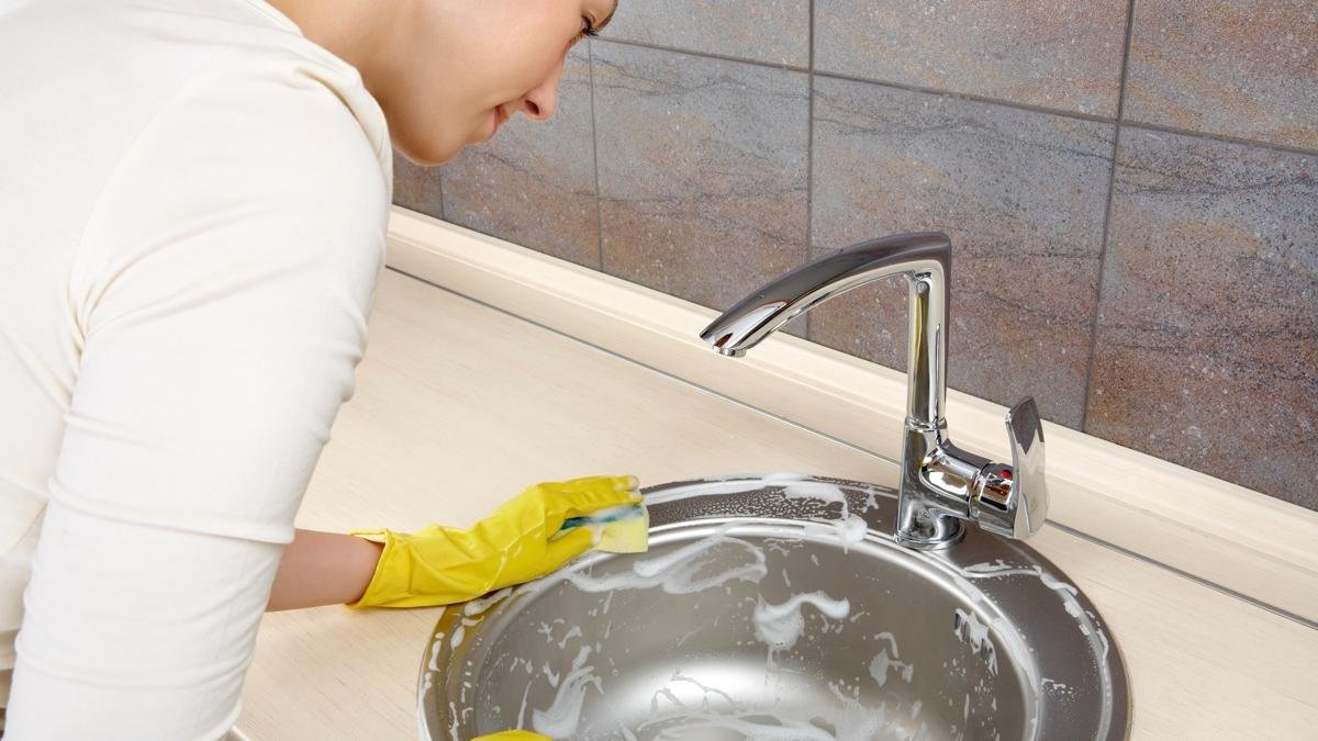 Vodní skvrny v dřezu zmizí během chvilky Stačí jednoduchý domácí trik