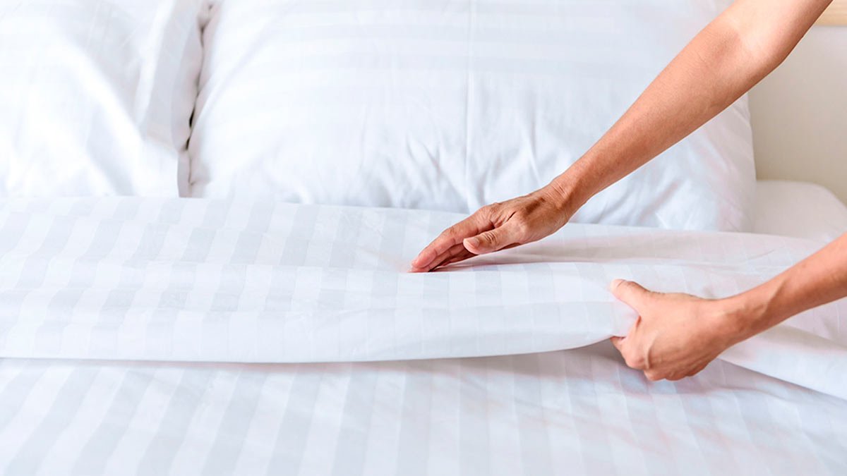 Lidé, kteří si hned po probuzení ustelou, nechtěně vytvářejí ideální prostředí pro množení roztočů tím, že zadržují vlhkost