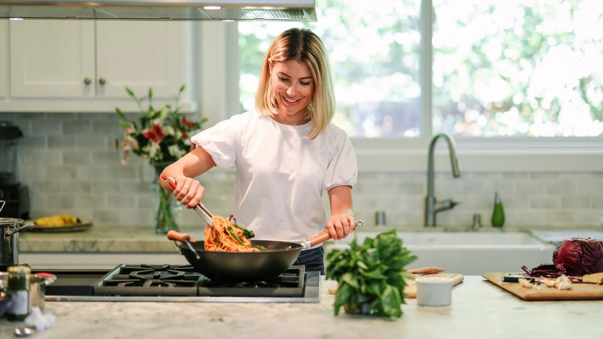 Lidé, kteří uklízejí během vaření, místo aby to nechali na konec, podle psychologie sdílejí těchto 6 rysů