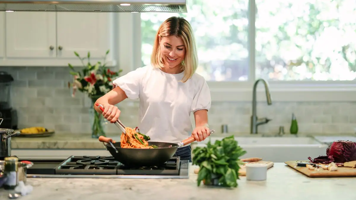 Lidé, kteří uklízejí během vaření, místo aby to nechali na konec, podle psychologie sdílejí těchto 6 rysů