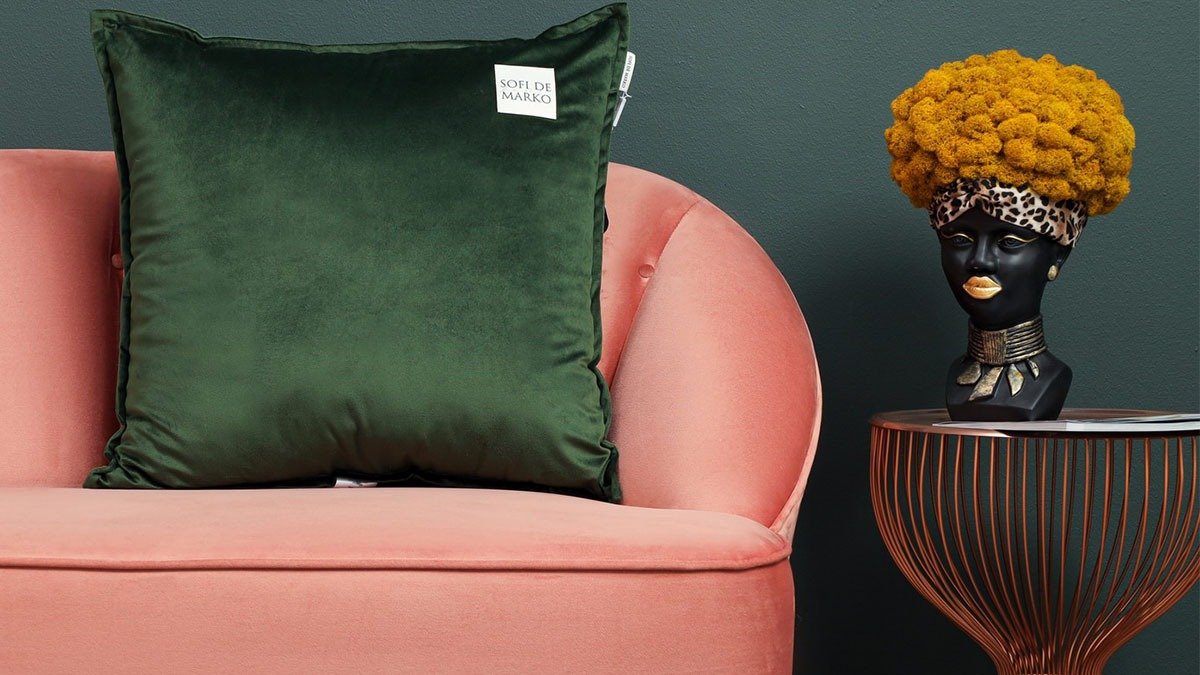 Už nikdo nedává na pohovku polštáře: v roce 2026 je nahrazuje jediný doplněk z luxusního světa