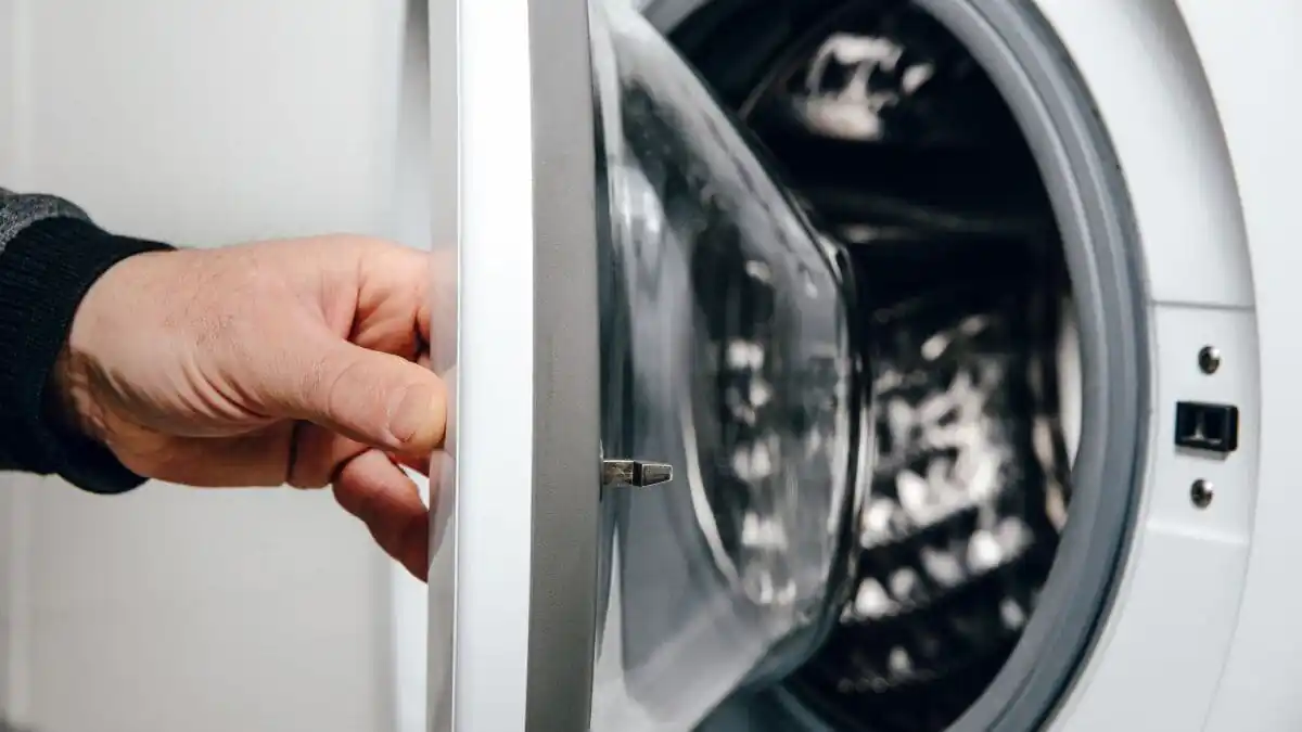 Nechávat dvířka pračky po praní otevřená se může zdát neškodné, ale časem to může vést k nečekaným problémům