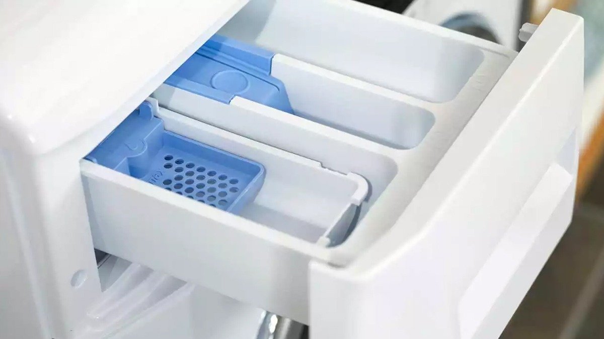 Tahle malá klapka v pračce rozhoduje o tom, jestli se prádlo opravdu vypere. V českých domácnostech ji spousta lidí používá špatně