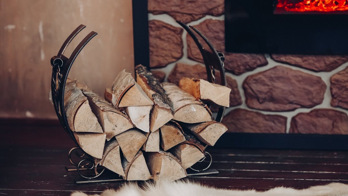 Málo známý trik při topení dřevem zdvojnásobí dobu hoření polen a v zimě ušetří skutečné peníze