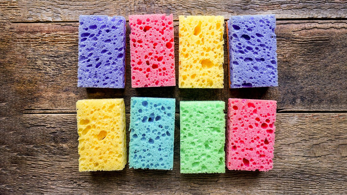 Málokdo to ví: co znamená barva vaší houbičky na nádobí