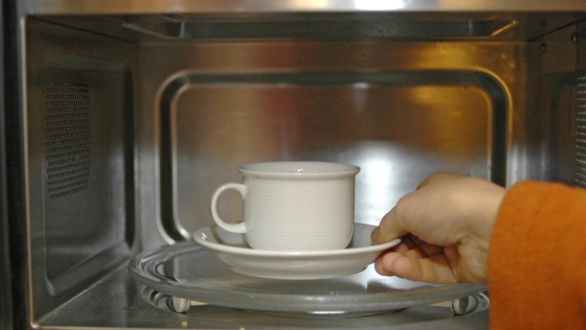 Málokdo ví, že ohřívání vody nebo mléka v mikrovlnné troubě může být v některých případech nevhodné