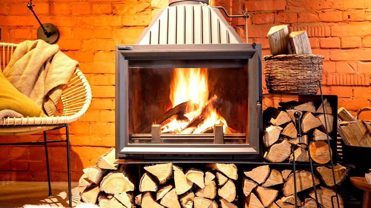 Méně známý tip při topení dřevem může zdvojnásobit dobu hoření polen a opravdu ušetřit v zimě