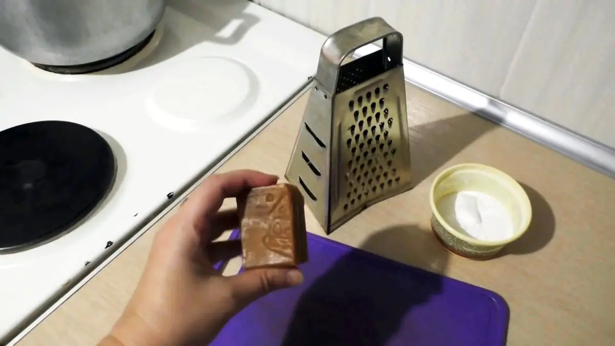 Čím vyčistit pánev, když běžné mytí nestačí