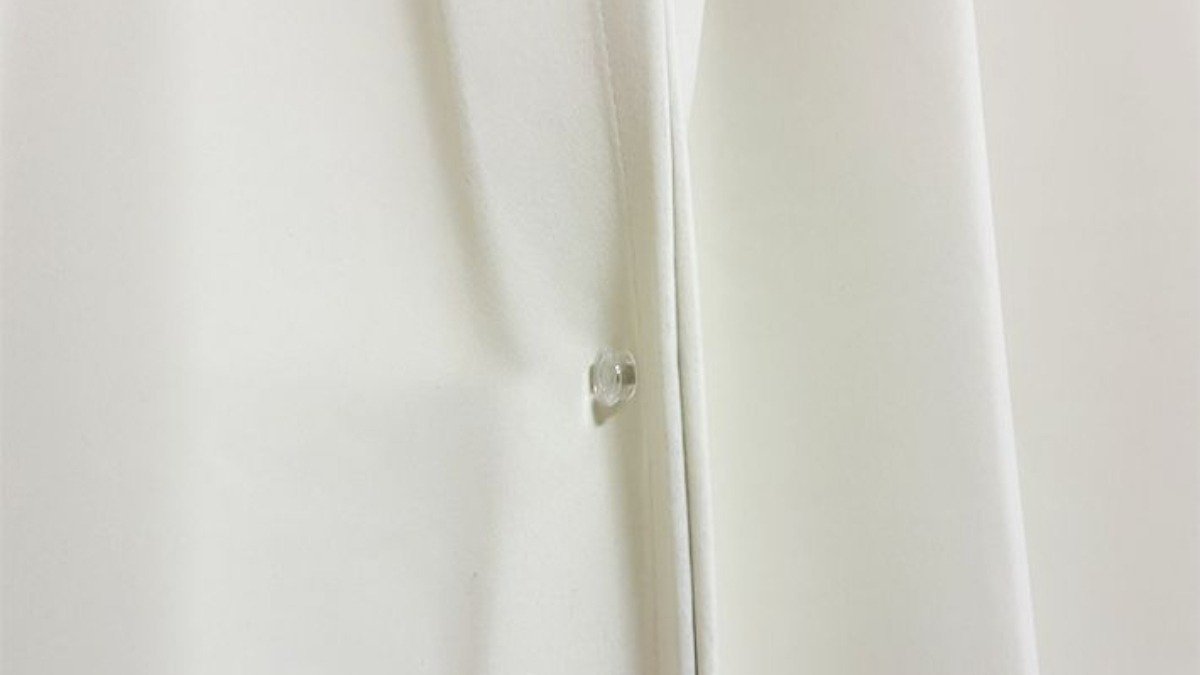 Připevněte levný klip na zeď u závěsu: jednoduchý zimní trik proti chladu – „lepší, než se čekalo!“