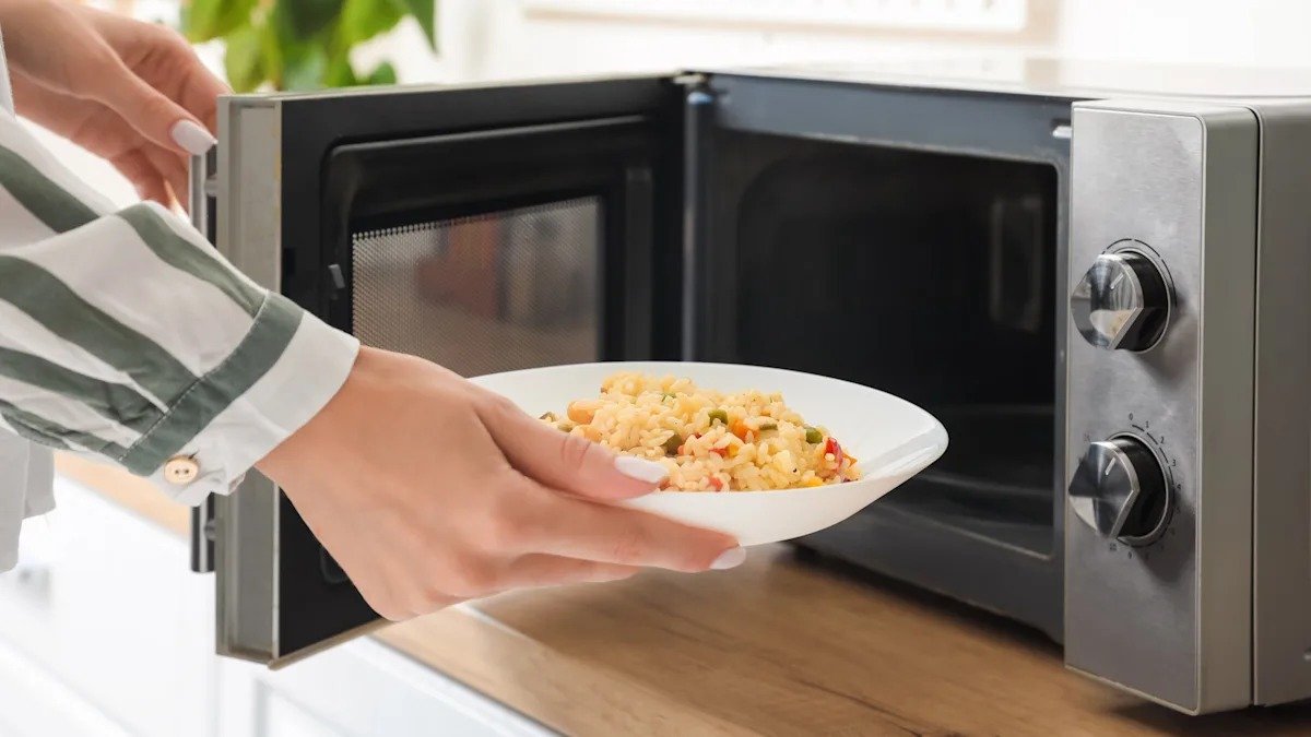 Farmaceut vysvětlil, proč nedávat jídlo doprostřed mikrovlnky: v Česku se mnozí diví, že to dělali špatně přes 20 let