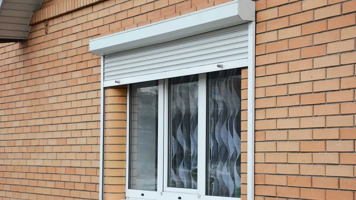 Proč v zimě není dobré na noc úplně stahovat rolety: pokud to přesto děláte, můžete počítat s dalšími náklady