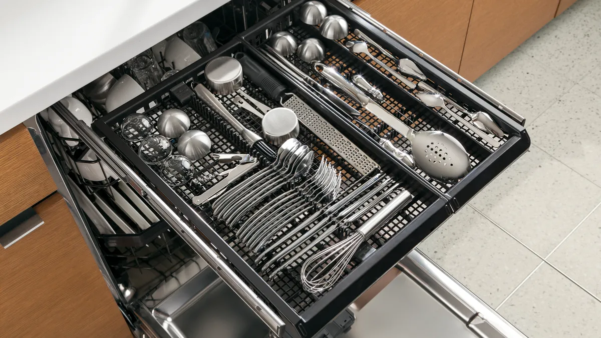 Takto byste měli skládat nádobí do myčky? Tolik let jsem o tom neměl ponětí!