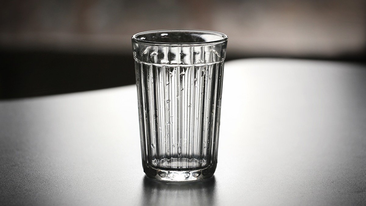 Když odjíždím z domu vždy dám do dřezu sklenici a list papíru a mám radost ze své vychytralosti