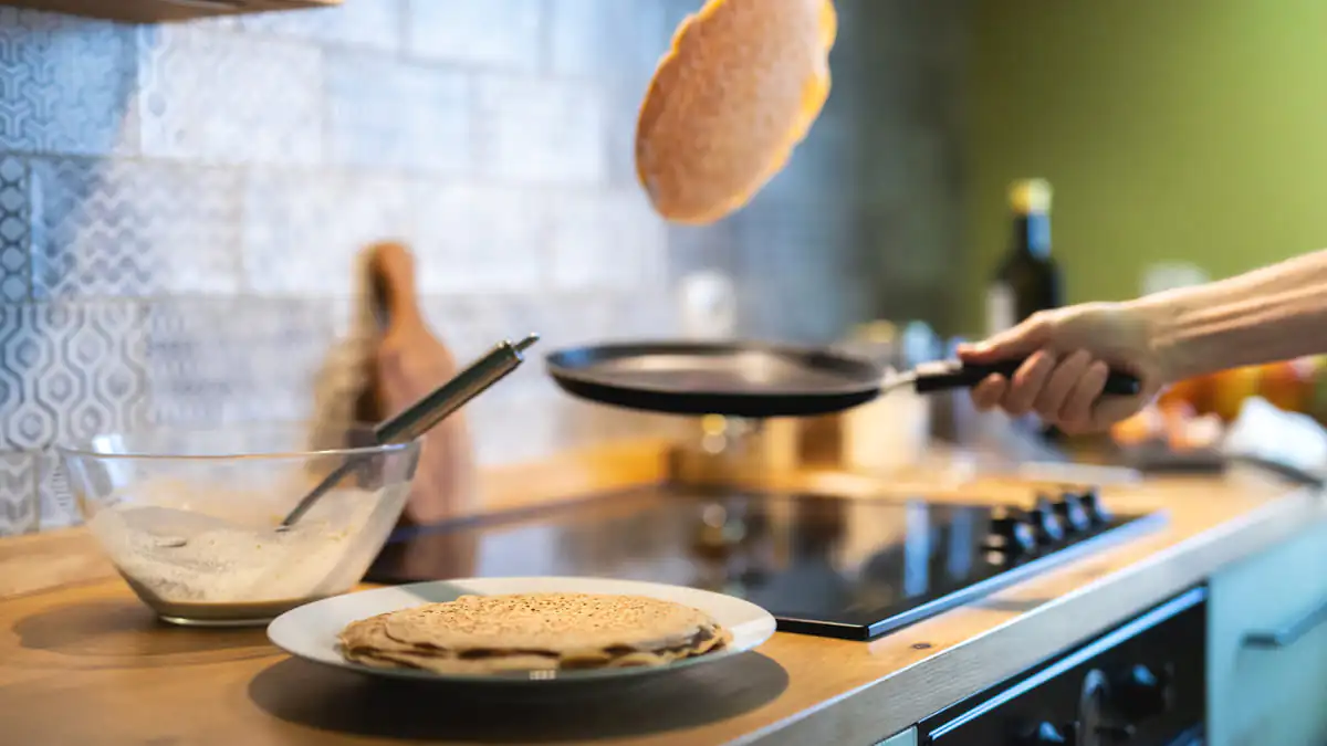 Moje lívance mizí rychleji, než je stíhám péct jsou silné jako lívanečky, uvnitř nadýchané a s pórovitou kůrkou — na Masopust ani nečekám