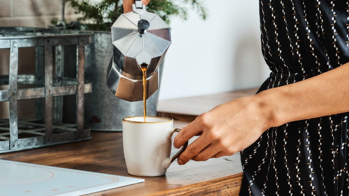 Proč vám káva chutná „divně“ a není to zrny