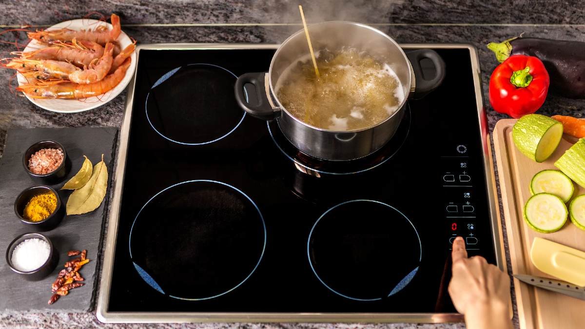 Můžeme se rozloučit s indukční varnou deskou? Důvody, proč jí stále více lidí říká „ne“