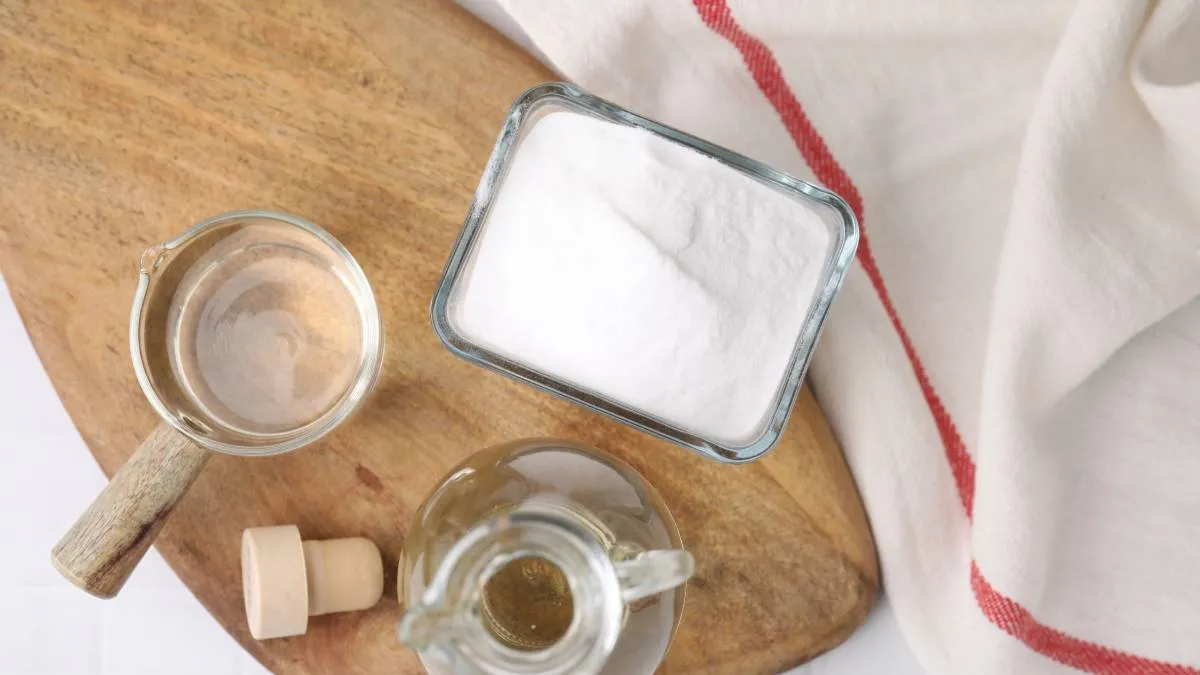 Zkuste jen lehce namočit vlhčený ubrousek do „této vody“ a kuchyňská pracovní deska bude opravdu jako nová