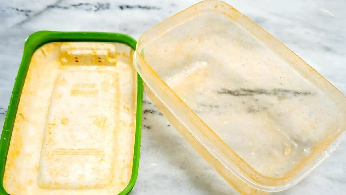 Nádoby na jídlo zůstávají mastné a s nepříjemným zápachem odborník radí před mytím přidat „jeden krok“ a budou čistší