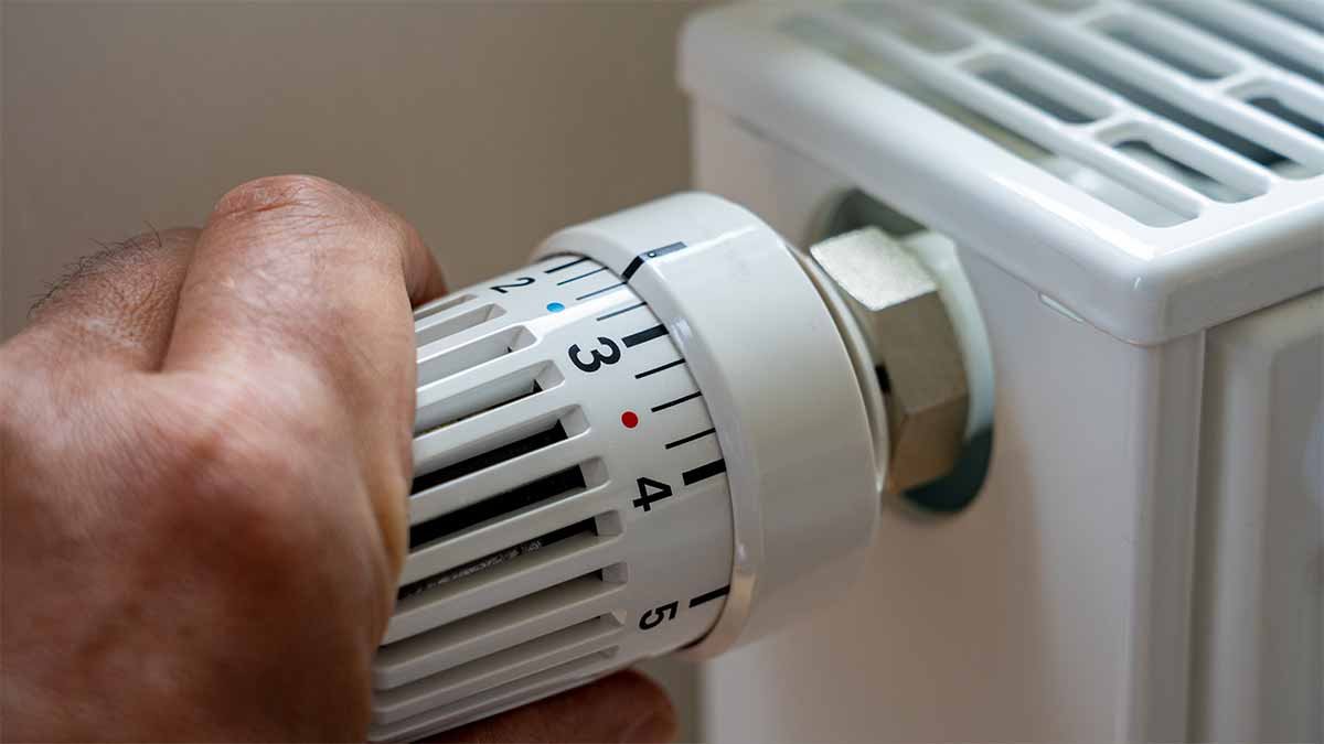 Specialista na vytápění vysvětluje, proč lidé při mrazech často špatně nastavují termostat