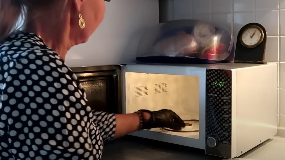 Odborníci varují: ohřívat vodu nebo mléko v mikrovlnné troubě může být nebezpečné