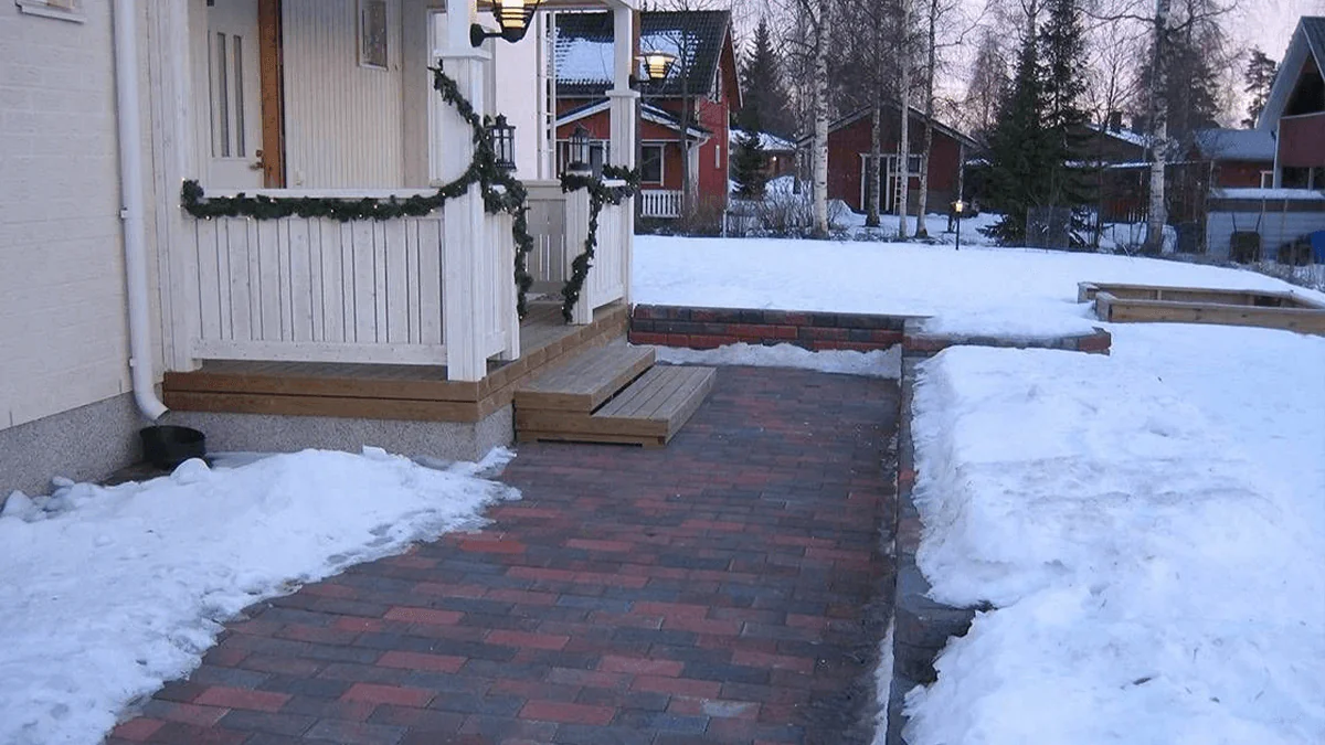 Vyplatí se nahrnout sníh těsně k soklu domu Odpovídá odborník