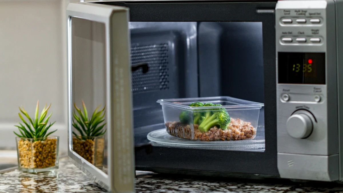 Mikrovlnka špatně ohřívá jídlo Jednoduché triky, které se čím dál častěji používají i v českých domácnostech