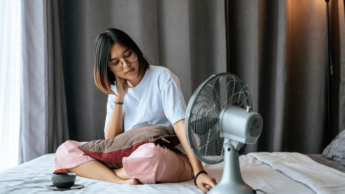 Ne přímo do obličeje ani ke zdi: jak umístit ventilátor, aby v zimě pomáhal a neodfukoval teplo