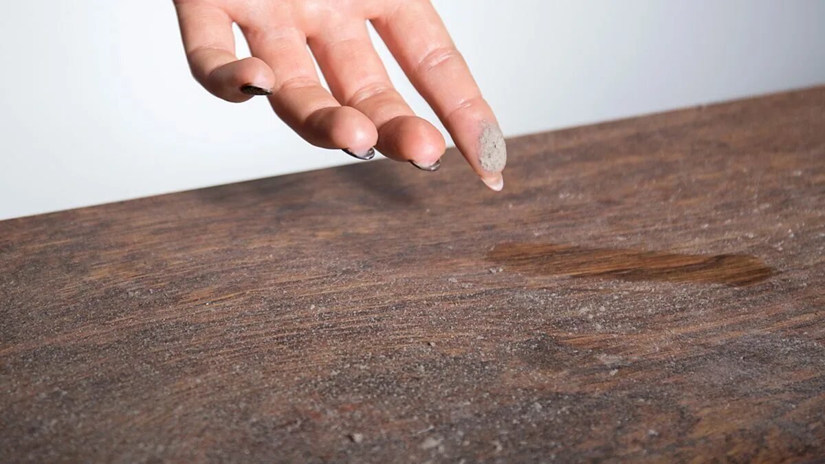 Nejde o úklid proč se prach vrací znovu a znovu i v českých bytech