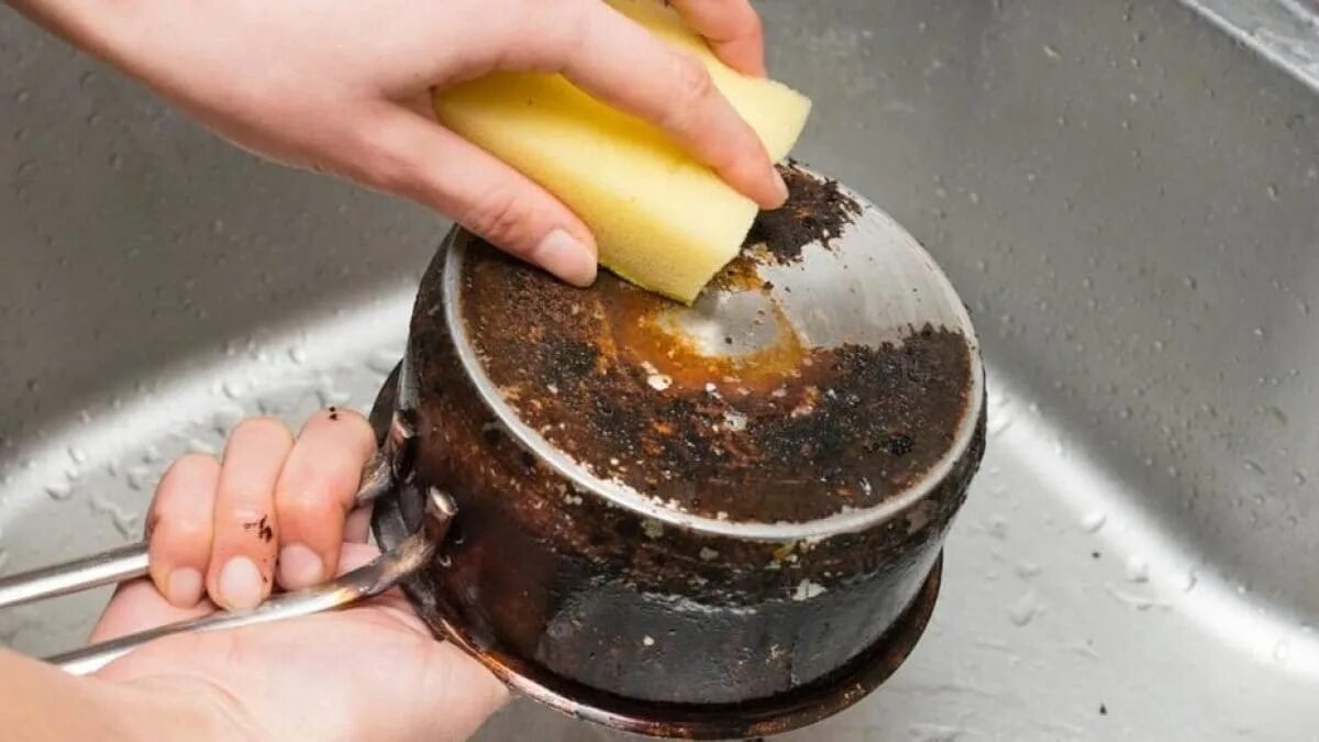 Vyhněte se hrubému drhnutí.. Nejlepší a nejjednodušší způsob, jak vyčistit hliníkové hrnce od zčernání